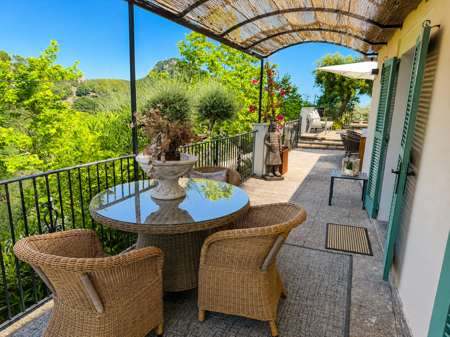 Exclusiva casa de lujo reformada con licencia para piscina en Galilea (Puigpunyent), a solo 20 minutos de Palma  Si buscas tranquilidad, privacidad y naturaleza sin renunciar al confort, esta espectacular vivienda en el corazón de Galilea, uno de los pueblos más exclusivos y auténticos de la Sierra de Tramuntana, es una oportunidad única. Reformada íntegramente en 2024, ofrece acabados de alto standing, tecnología eficiente y la posibilidad de construir una piscina con licencia concedida.  Ubicada en un entorno privilegiado, esta propiedad disfruta de orientación sureste, lo que garantiza una extraordinaria luminosidad durante todo el día y unas vistas abiertas a la montaña que transmiten paz y bienestar.  La vivienda dispone actualmente de 3 amplios dormitorios, aunque gracias a la excelente distribución y a los espacios existentes destinados a otros usos, existe la posibilidad de habilitar hasta 5 dormitorios, adaptándose fácilmente tanto a una familia como a quienes deseen disponer de despacho, gimnasio o habitaciones para invitados.  Entre sus prestaciones destacan:  * Licencia concedida para construir piscina. * Jacuzzi exterior. * Amplia zona de comedor y estar al aire libre. * Parking privado. * Calefacción central. * Chimenea. * Sistema de aerotermia de alta eficiencia. * Reforma integral realizada en 2024. * Acabados de lujo. * Vivienda completamente legal, con toda la documentación en regla.  Vivir en Galilea  Galilea pertenece al municipio de Puigpunyent y es uno de los rincones mejor conservados de Mallorca. Rodeado por la Sierra de Tramuntana, declarada Patrimonio Mundial por la UNESCO, ofrece un estilo de vida difícil de encontrar: silencio, aire puro, senderos naturales, privacidad y un paisaje mediterráneo incomparable.  Es una zona especialmente valorada por compradores internacionales que buscan una residencia permanente o una segunda vivienda donde desconectar del ritmo urbano. Aquí el tiempo transcurre de otra manera, disfrutando de la naturaleza, la gastronomía local y la autenticidad de un pequeño pueblo mallorquín, mientras Palma se encuentra a tan solo 20 minutos en coche y el aeropuerto a unos 30 minutos.  Esta propiedad representa mucho más que una vivienda: es un auténtico oasis de tranquilidad donde cada amanecer comienza entre montañas y cada atardecer invita a disfrutar del exterior durante todo el año.  Si sueñas con vivir en una de las zonas más exclusivas de Mallorca, rodeado de naturaleza y con todas las comodidades de una vivienda contemporánea, estaremos encantados de presentártela.